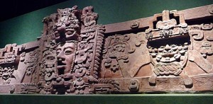Fragment de frise trouvé sur un temple dans la région de Campeche. Il représente un jeune roi entouré de 2 divinités.